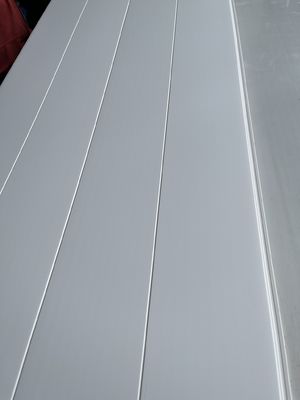 Okładziny PVC lekkie i o niskiej konserwacji dla wygody